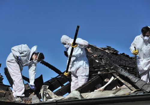 Aufräumarbeiten nach Dachstuhlbrand 1